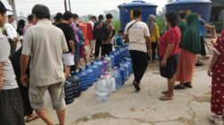 KEMARAU MELANDA, DESA TELUK KAPUAS SALURKAN AIR BERSIH UNTUK WARGA
