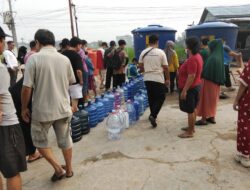 KEMARAU MELANDA, DESA TELUK KAPUAS SALURKAN AIR BERSIH UNTUK WARGA