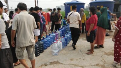 KEMARAU MELANDA, DESA TELUK KAPUAS SALURKAN AIR BERSIH UNTUK WARGA