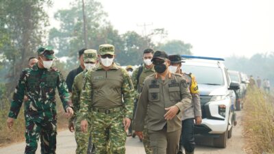 Tinjau Karhutla di Ketapang, Pangdam XII/Tpr Cek Kesiapan Sumur Bor dan Bantuan Air Bersih