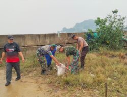 Jelang HUT TNI, Koramil 05/Pemangkat Bersinergi Bersama Polri dan Masyarakat Bersihkan Pesisir Pantai Sinam