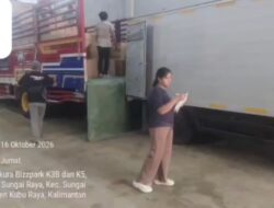 TRUK FUSO ANGKUT ROKOK DISOROT DI KUBU RAYA, DUGAAN ISI KEMASAN TAK SESUAI LABEL: BEA CUKAI DIMINTA BUKA SUARA