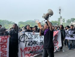 MAHASISWA KEMBALI DATANGI KANTOR GUBERNUR KALBAR, TUNTUTAN RAKYAT JANGAN BERHENTI DI DEPAN GERBANG KEKUASAAN