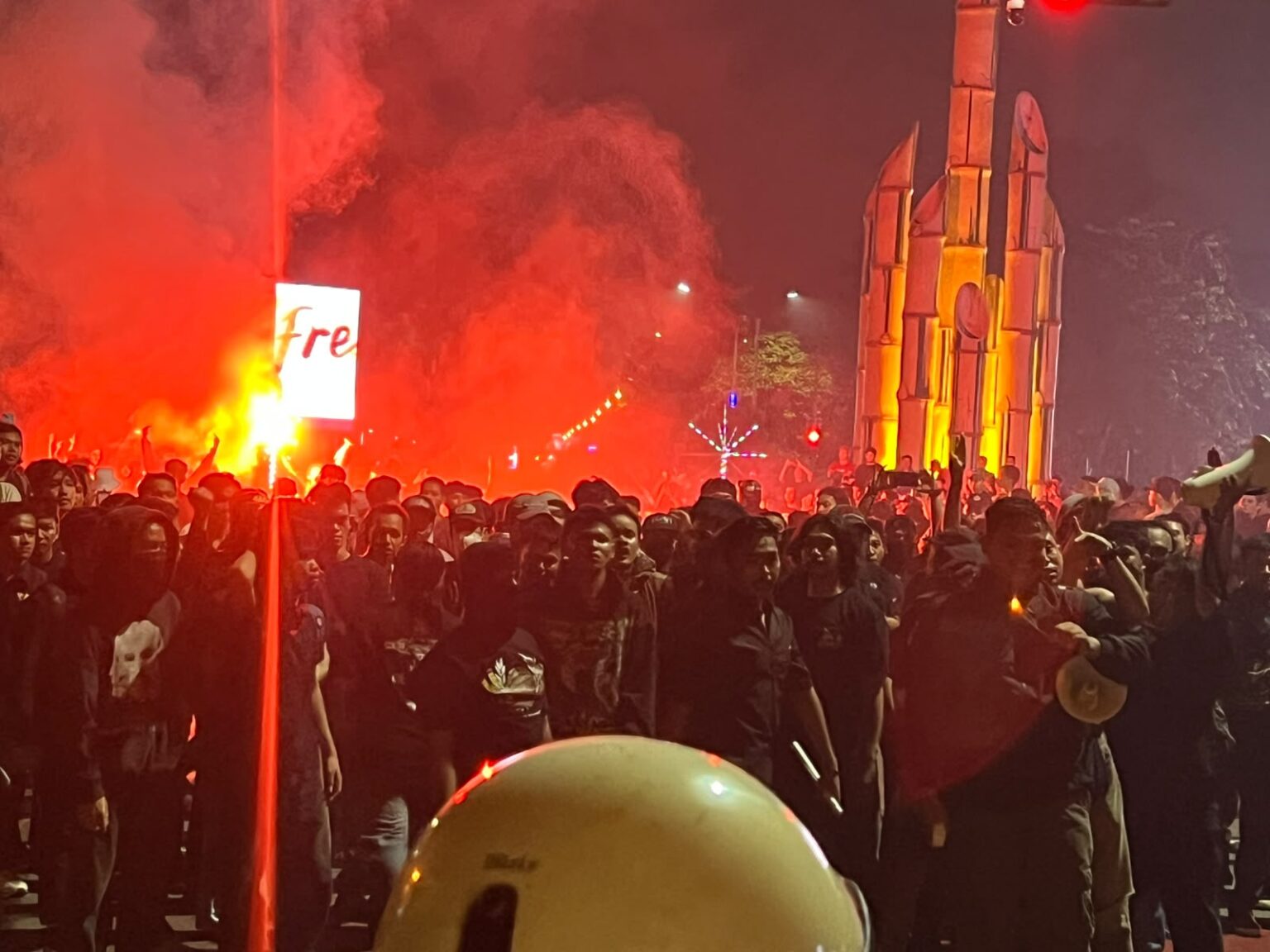Ricuh di Bundaran Bambu Runcing Pontianak, Empat Polisi Terluka, Lima ...