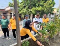Program SAS (Sidoarjo Asri Sejuk) Kapolsek Sedati Bagikan Bibit Pohon Buah di Desa Banjar Kemuning
